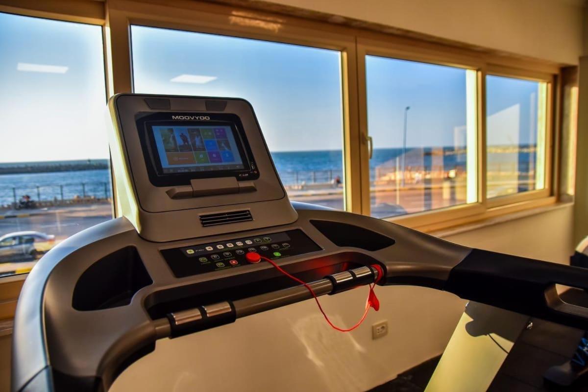 Fleet Club Mahrousa Alexandria Exterior foto A treadmill with a touchscreen display
