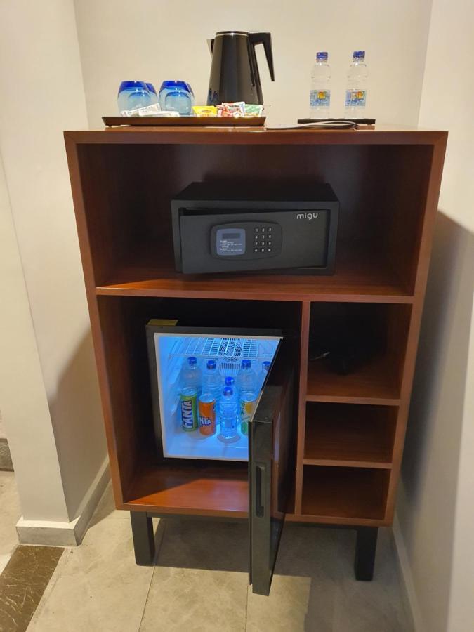 Fleet Club Mahrousa Alexandria Exterior foto A mini-refrigerator in a hotel room